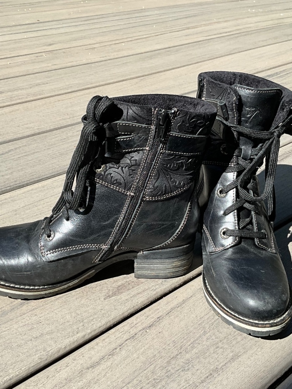 Dromedaris leather lace up boots. Size 8. Good Condition. Comfy